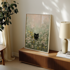 Mockup av Silent Meadow Cat affisch på vägg – köp enkelt hos Bozetto i hög kvalitet