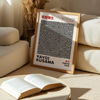 Mockup av Yayoi Kusama Abstract affisch på vägg – köp enkelt hos Bozetto i hög kvalitet