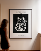 Mockup av Maneki Neko Fortune Cat affisch på vägg – köp enkelt hos Bozetto i hög kvalitet