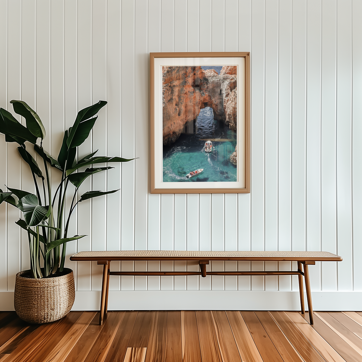 Mockup av Coastal Cave Boats affisch på vägg – köp enkelt hos Bozetto i hög kvalitet