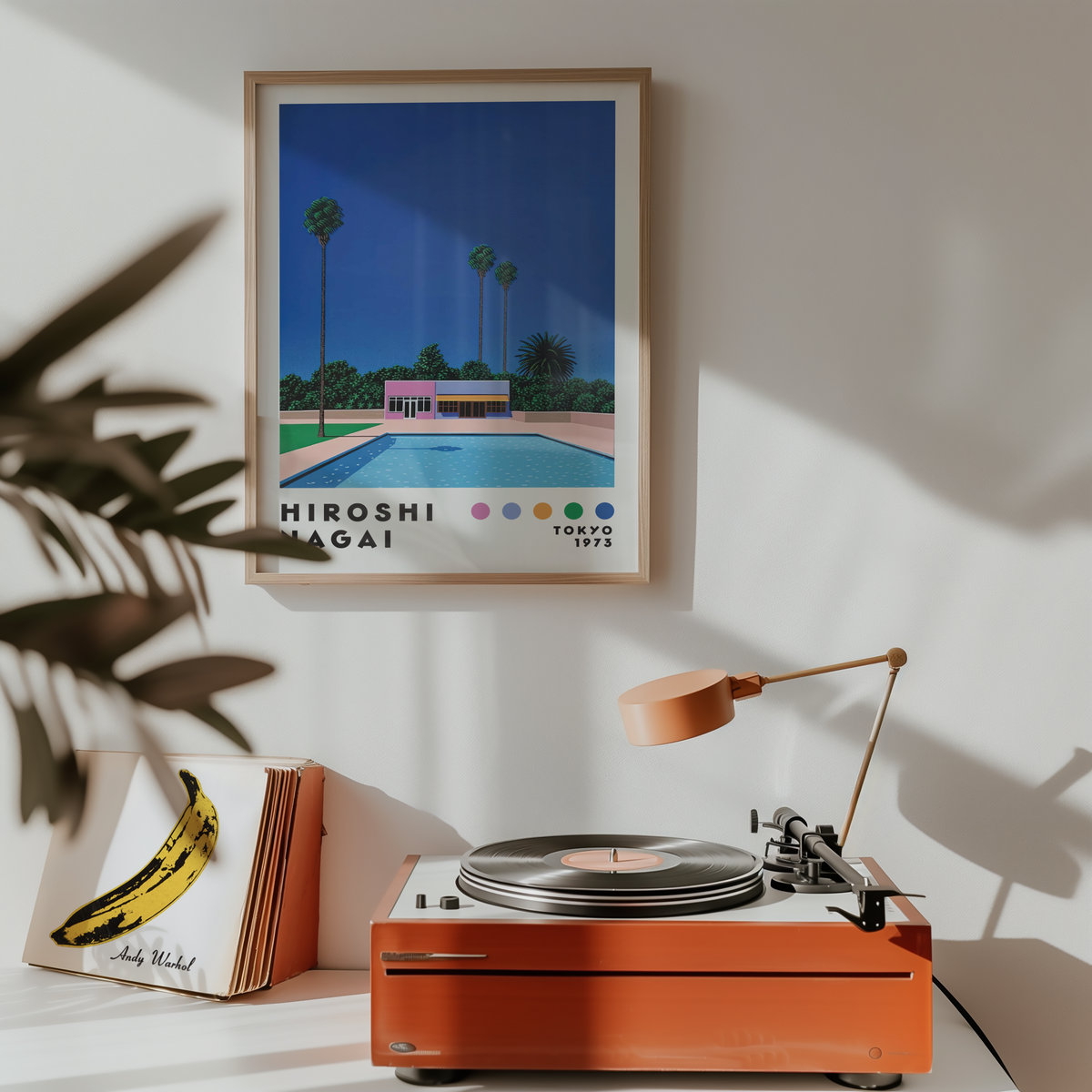 Hiroshi Nagai Poolside House poster visualiserad på vägg – från Bozetto i hög kvalitet