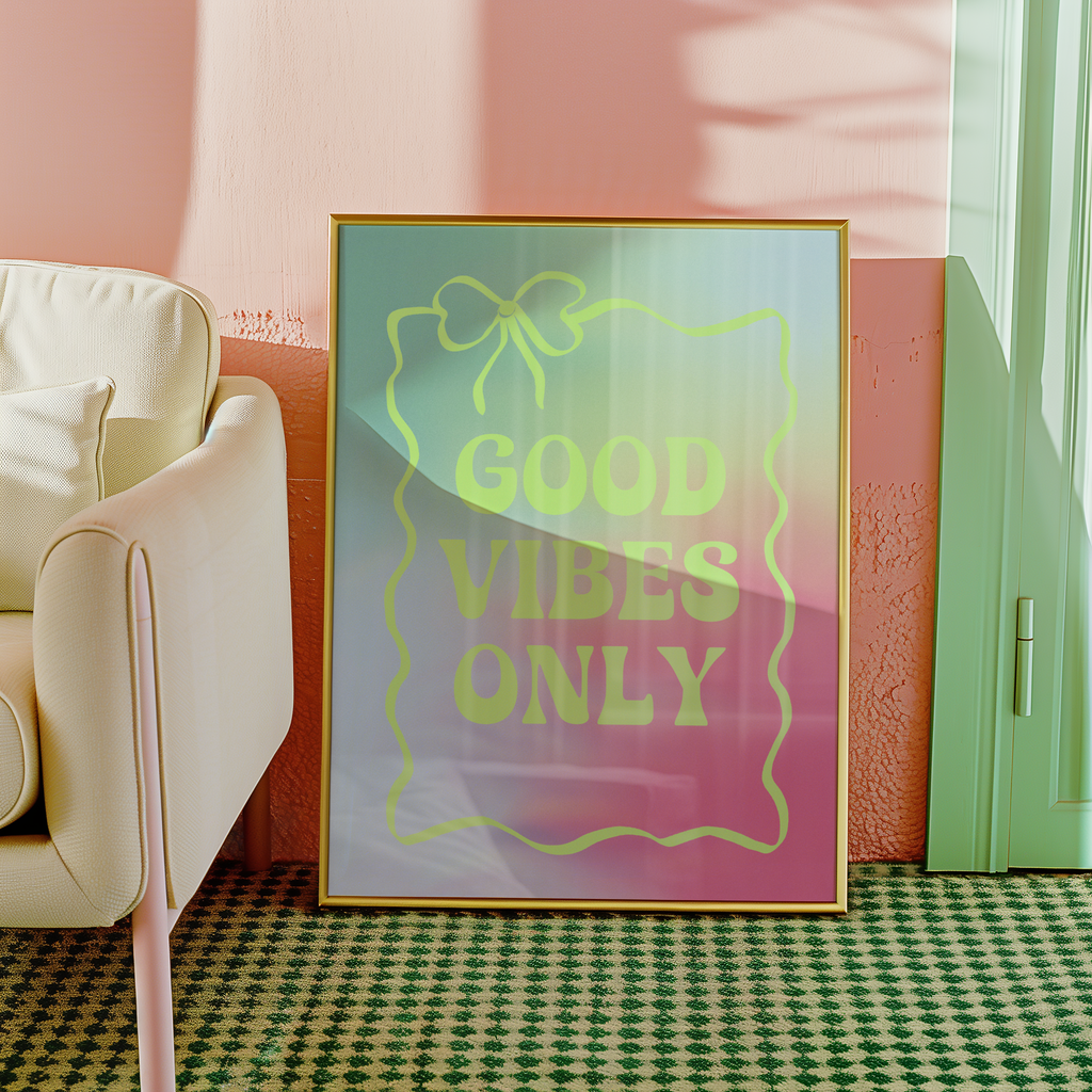 Mockup av Good Vibes Only affisch på vägg – köp enkelt hos Bozetto i hög kvalitet