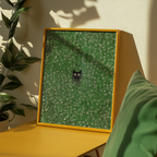 Mockup av Hidden Meadow Cat affisch på vägg – köp enkelt hos Bozetto i hög kvalitet