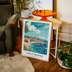 Mockup av The Saint Tropez affisch på vägg – köp enkelt hos Bozetto i hög kvalitet