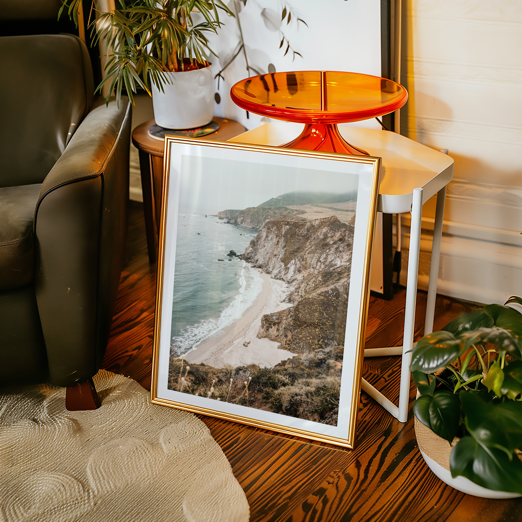 Mockup av Coastal Cliff Serenity affisch på vägg – köp enkelt hos Bozetto i hög kvalitet