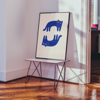 Mockup av Blue Balance Cat affisch på vägg – köp enkelt hos Bozetto i hög kvalitet