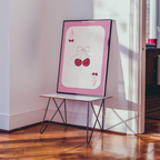 Mockup av Ace of Cherries affisch på vägg – köp enkelt hos Bozetto i hög kvalitet