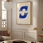 Blue Balance Cat poster visualiserad på vägg – se rätt storlek med mockup från Bozetto