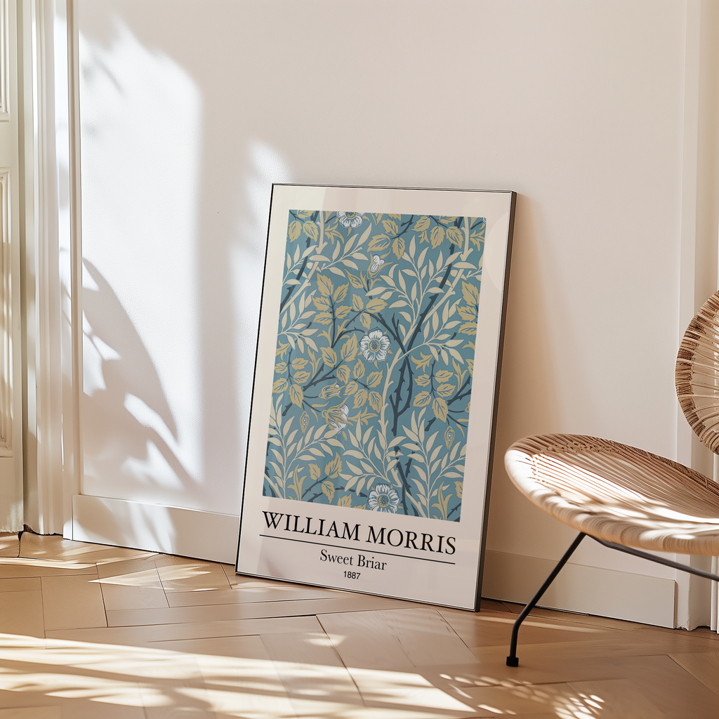 Mockup av William Morris Sweet Briar affisch på vägg – köp enkelt hos Bozetto i hög kvalitet
