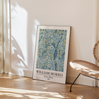 Mockup av William Morris Sweet Briar affisch på vägg – köp enkelt hos Bozetto i hög kvalitet
