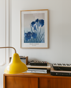 Mockup av Iris flowers Ohara Koson affisch på vägg – köp enkelt hos Bozetto i hög kvalitet