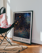 Mockup av Gustav Klimt Nocturnal affisch på vägg – köp enkelt hos Bozetto i hög kvalitet