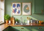 Abstract Embrace Sage Poster – två posters i rum 1