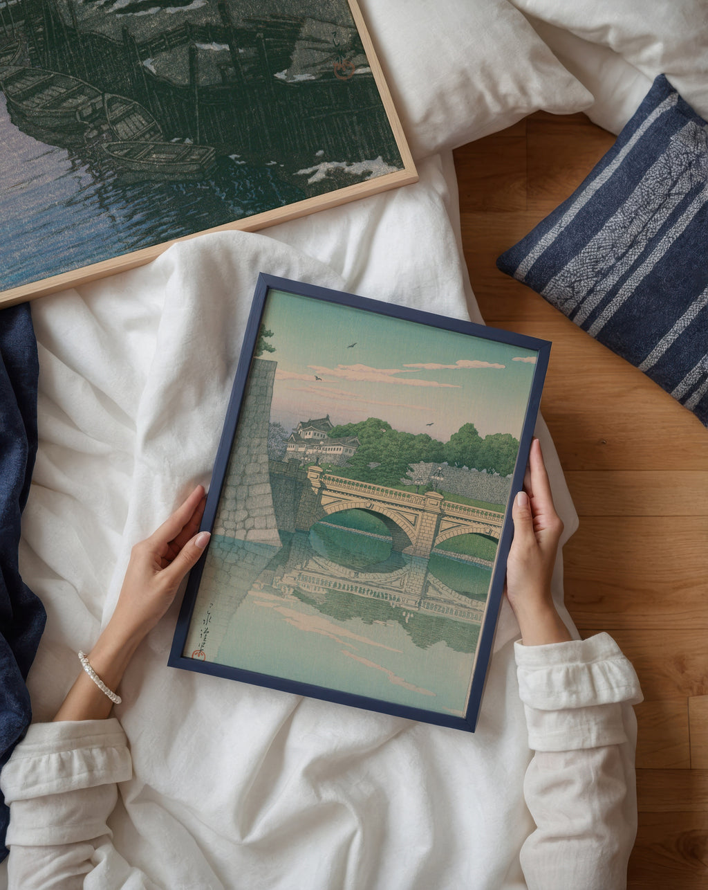 Hasui Kawase Morning at Nijubashi Bridge 1930 Poster – två posters i rum 1