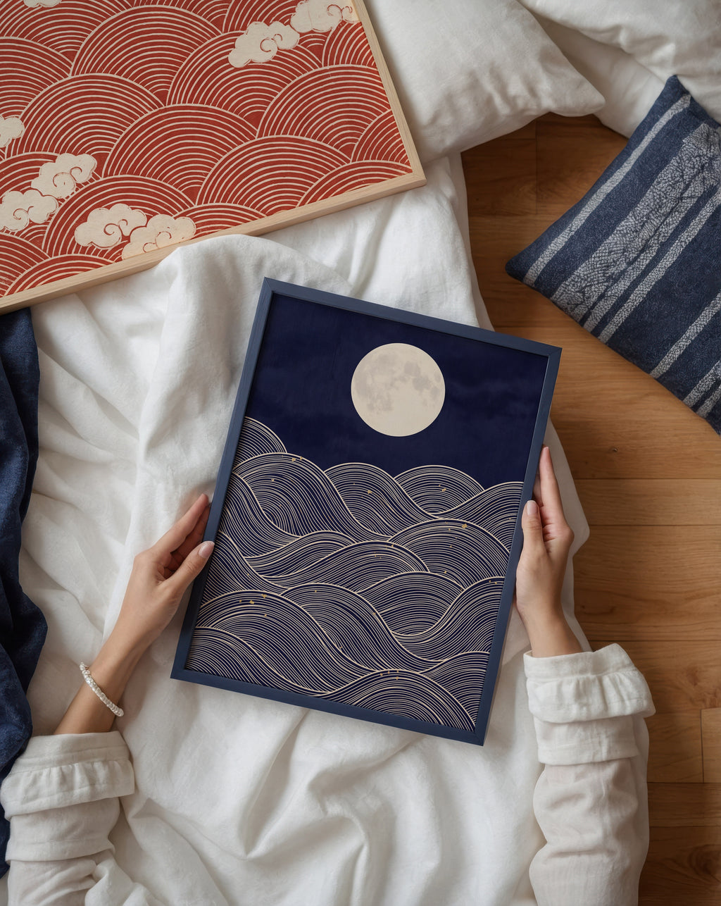 Moonlit Sea Poster – två posters i rum 1