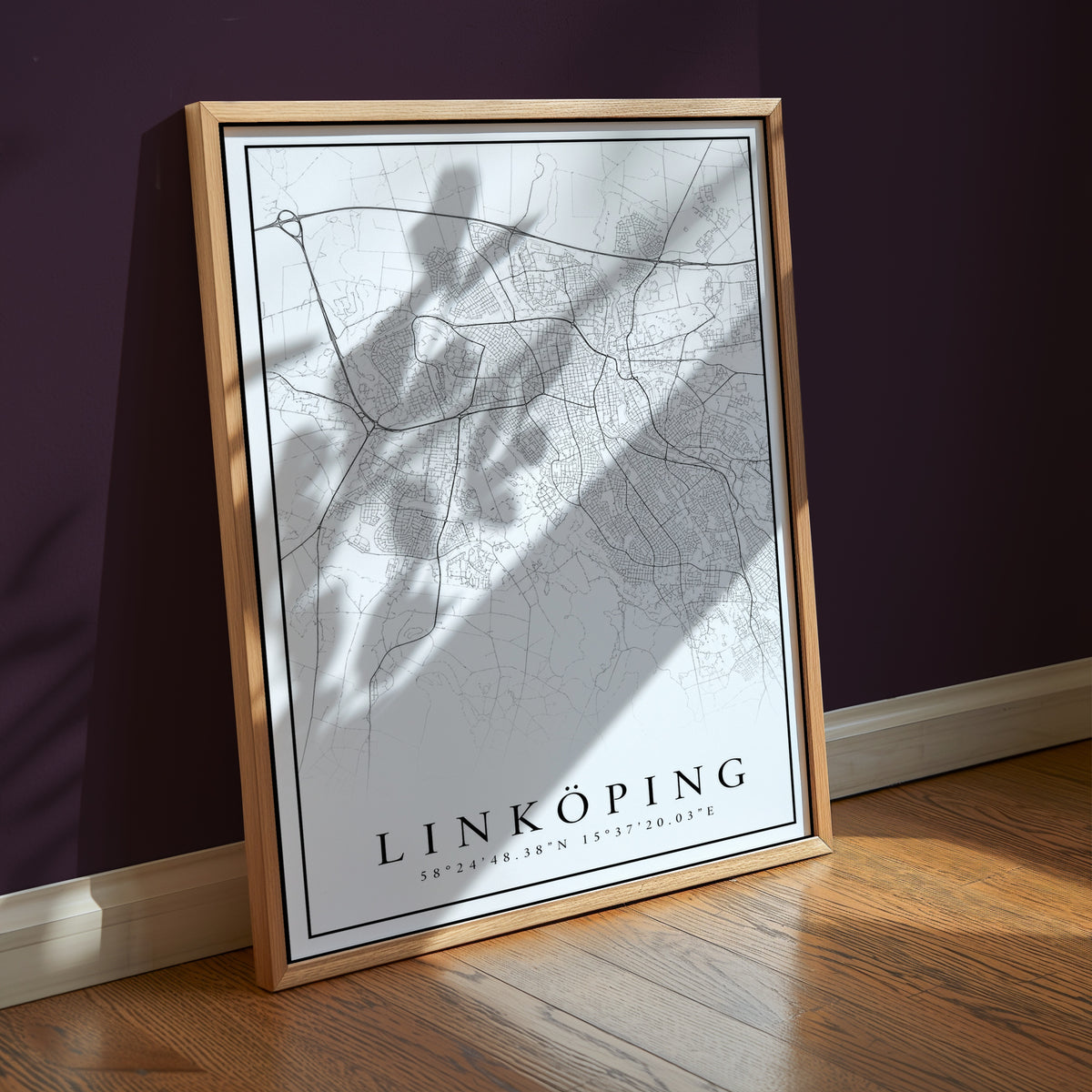 Linköping Karta affisch i ljust minimalistiskt vardagsrum – köp enkelt hos Bozetto