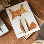 Curious Fox konsttryck på vit bakgrund – elegant Bozetto affisch för hemmet i hög tryckkvalitet