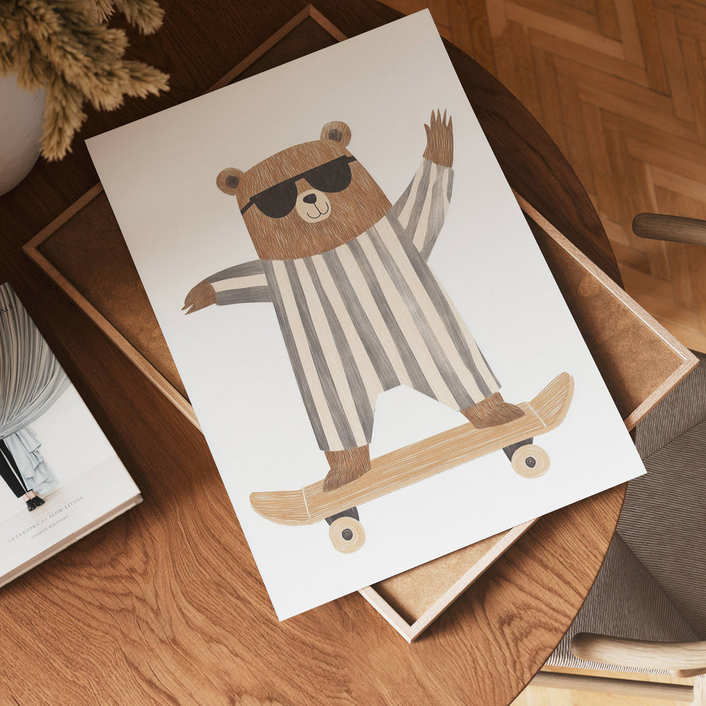 Skater Bear – affisch med snyggt motiv, köp enkelt hos Bozetto i flera storlekar