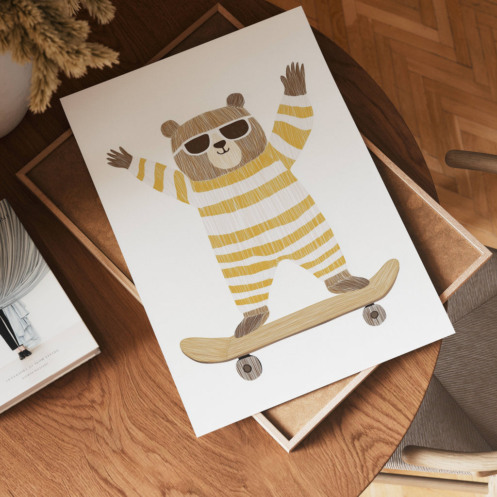 Sunny Skater Bear poster visad rakt fram – Bozetto affisch i hög tryckkvalitet i hög tryckkvalitet