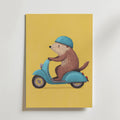 Scooter Bear – stilfullt konsttryck från Bozetto, tryckt på matt finpapper i hög tryckkvalitet