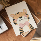 Cute Tiger konsttryck på vit bakgrund – elegant Bozetto affisch för hemmet i hög tryckkvalitet