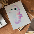 Pastel Seahorse – affisch med snyggt motiv, köp enkelt hos Bozetto i flera storlekar