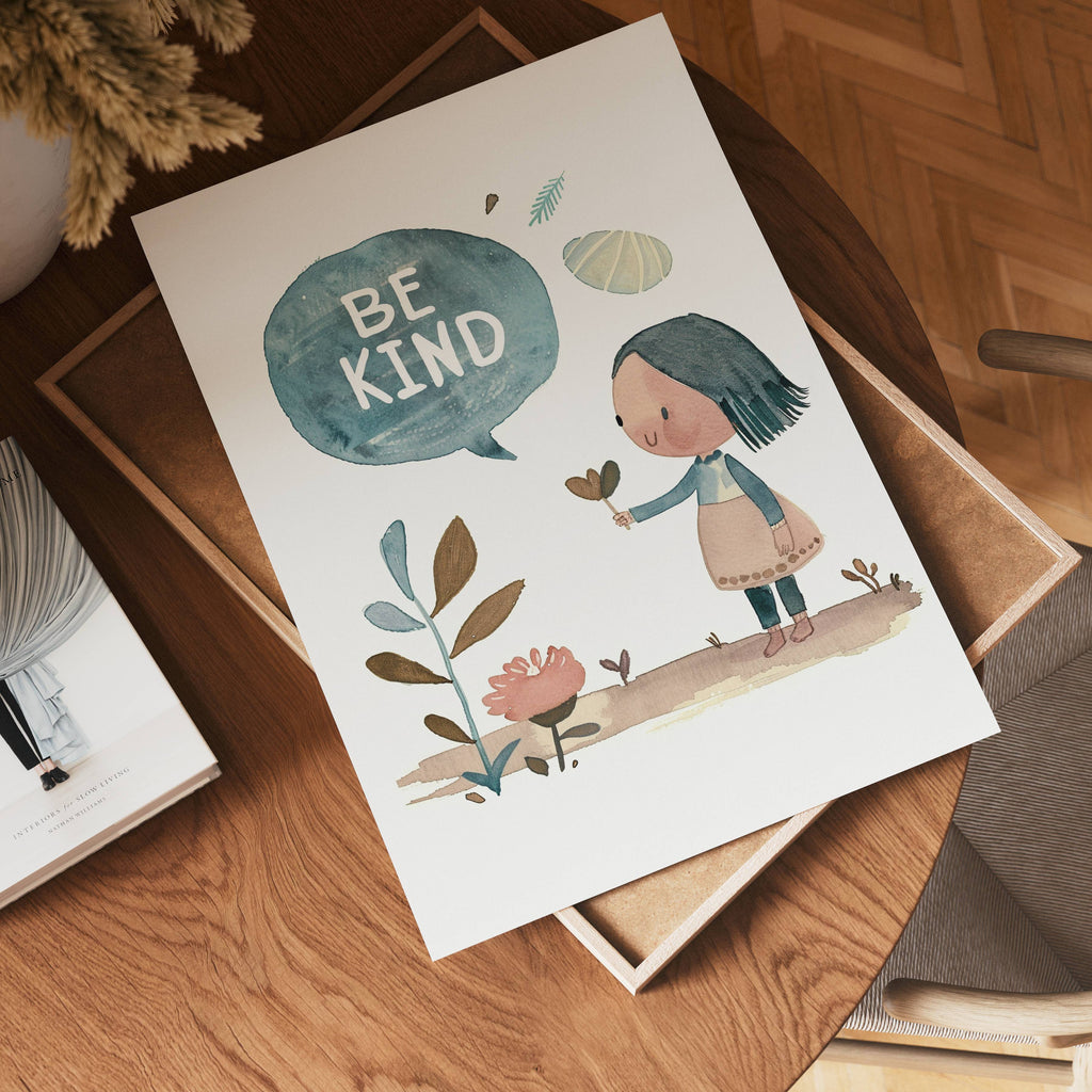 Be Kind konsttryck på vit bakgrund – elegant Bozetto affisch för hemmet i hög tryckkvalitet