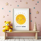 Mockup av Good Day Sunshine affisch på vägg – köp enkelt hos Bozetto i hög kvalitet
