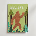 Believe Bigfoot – stilfullt konsttryck från Bozetto, tryckt på matt finpapper i hög tryckkvalitet