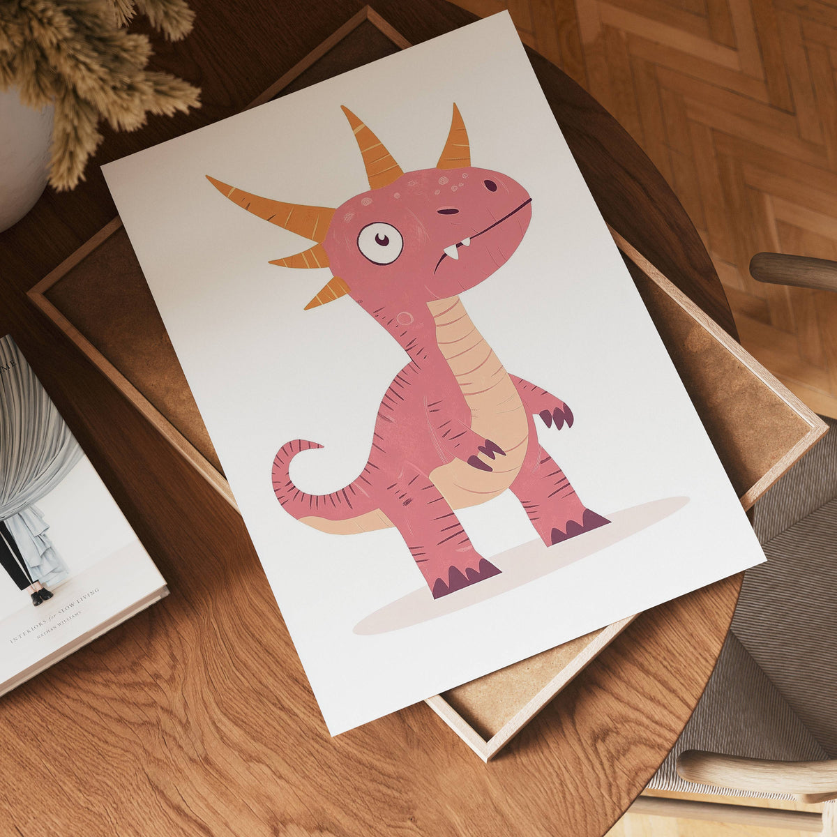 Pink Dino – affisch med snyggt motiv, köp enkelt hos Bozetto i flera storlekar i hög tryckkvalitet