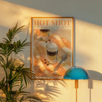 HOT SHOT affisch i minimalistiskt sovrum – köp enkelt hos Bozetto i hög kvalitet