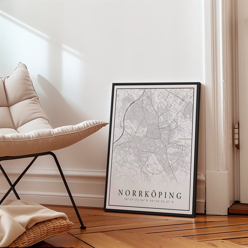 Norrköping Karta affisch i ljust minimalistiskt vardagsrum – köp enkelt hos Bozetto