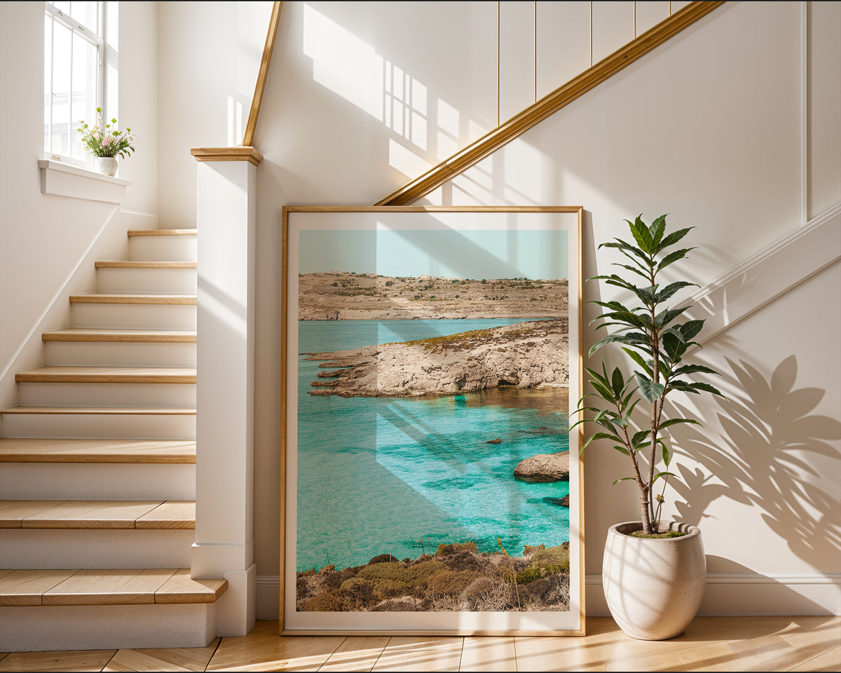 Mockup av Turquoise Coastal View affisch på vägg – köp enkelt hos Bozetto i hög kvalitet