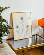 Frosted Thistle affisch i ljust minimalistiskt vardagsrum – köp enkelt hos Bozetto
