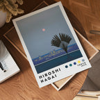 Hiroshi Nagai Moon Over City poster visualiserad på vägg – från Bozetto i hög kvalitet