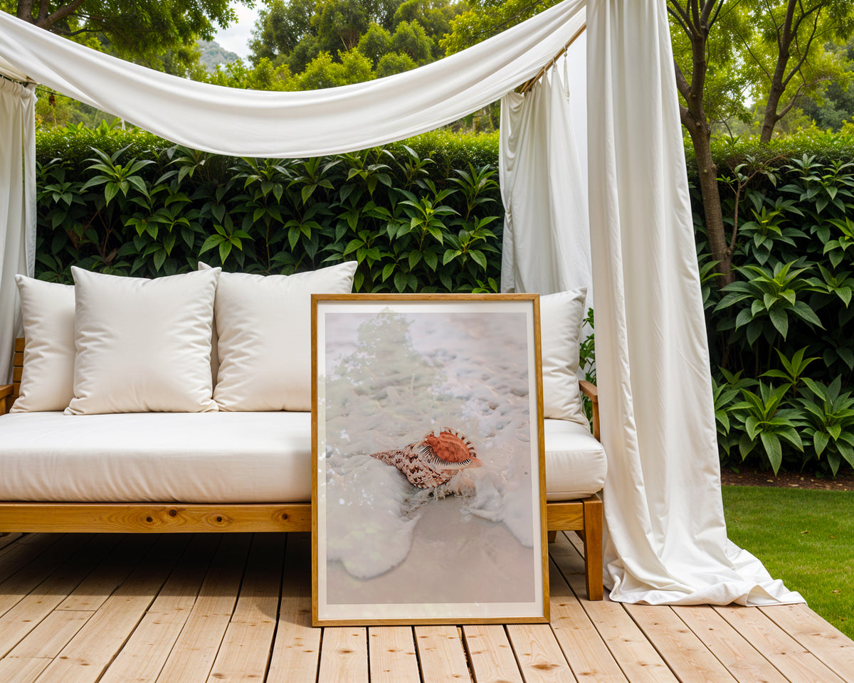 Seashell Mist poster visualiserad på vägg – se rätt storlek med mockup från Bozetto