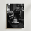 Steaming Perfection Coffee – stilfullt konsttryck från Bozetto, tryckt på matt finpapper