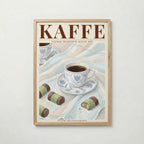 Kaffe poster inramad i ljus ekram med naturligt träutseende – från Bozetto i hög tryckkvalitet