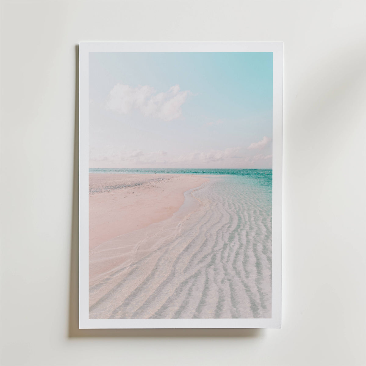 Pastel Shoreline – stilfullt konsttryck från Bozetto, tryckt på matt finpapper i hög tryckkvalitet