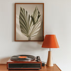 Folded Palm Study affisch i ljust minimalistiskt vardagsrum – köp enkelt hos Bozetto