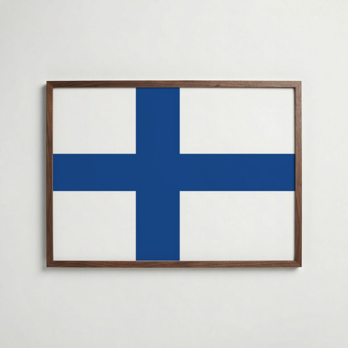 Finland National Flag Poster i valnötsram – varm konstaffisch för hemmet från Bozetto
