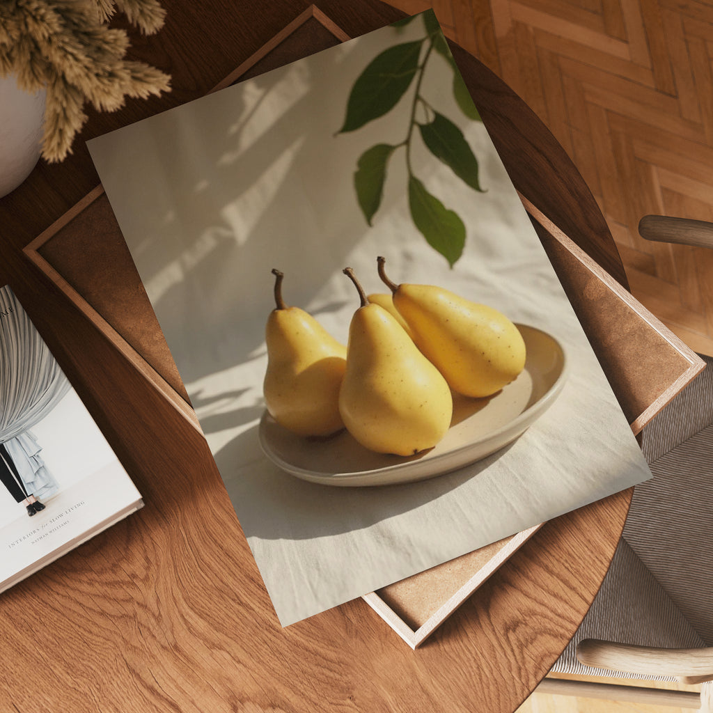 Elegant Pear konsttryck på vit bakgrund – elegant Bozetto affisch för hemmet i hög tryckkvalitet