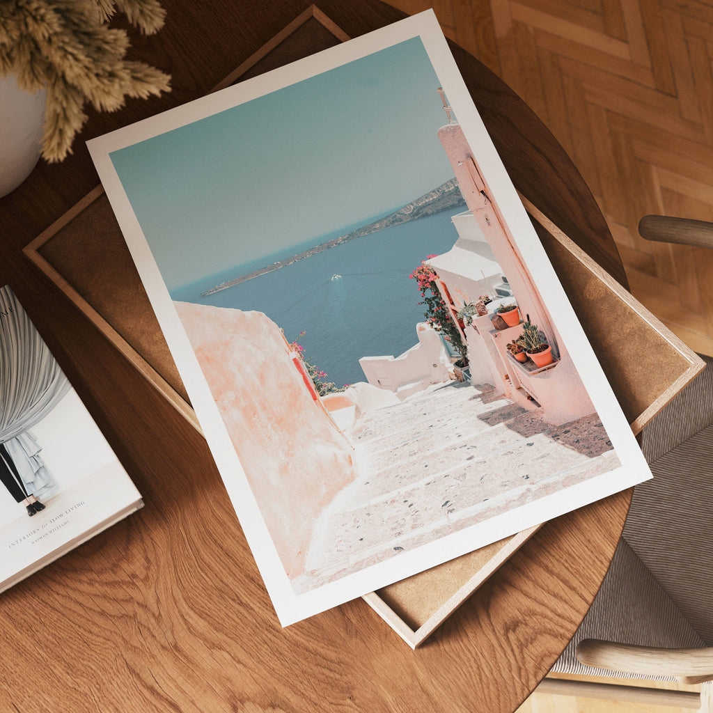 Santorini Horizon Path poster visad rakt fram – Bozetto affisch i hög tryckkvalitet