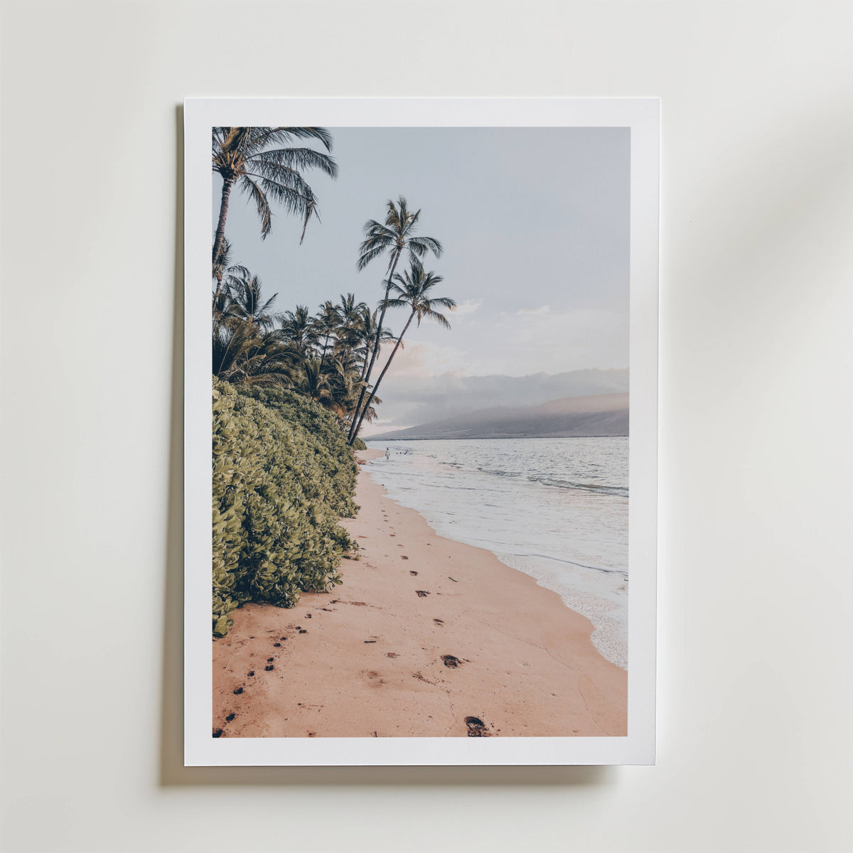 Coastal Palm Serenity – stilfullt konsttryck från Bozetto, tryckt på matt finpapper
