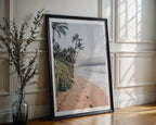 Väggmockup av Coastal Palm Serenity affisch på ljus vägg – Bozetto konsttryck – nr 3