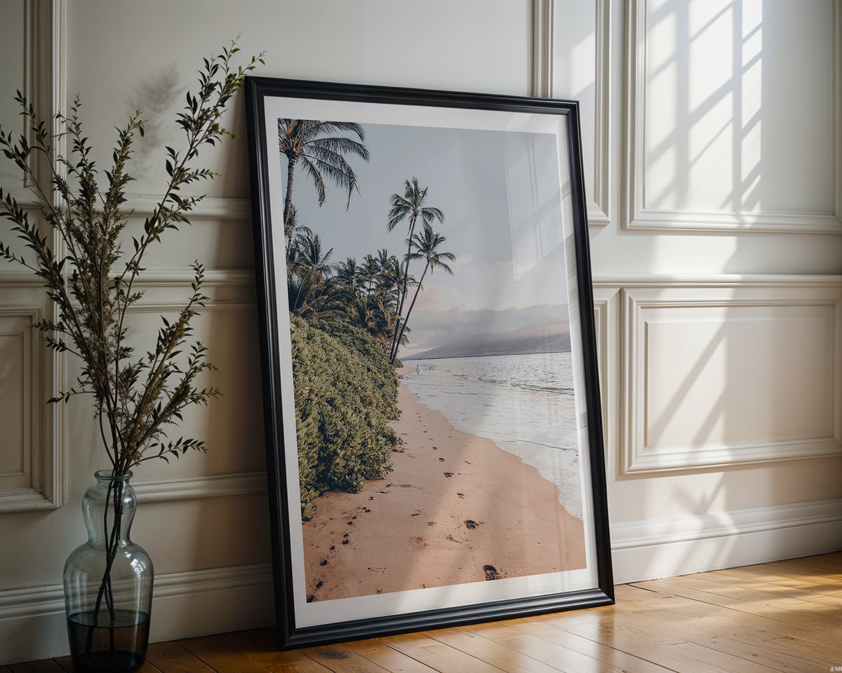 Väggmockup av Coastal Palm Serenity affisch på ljus vägg – Bozetto konsttryck – nr 3