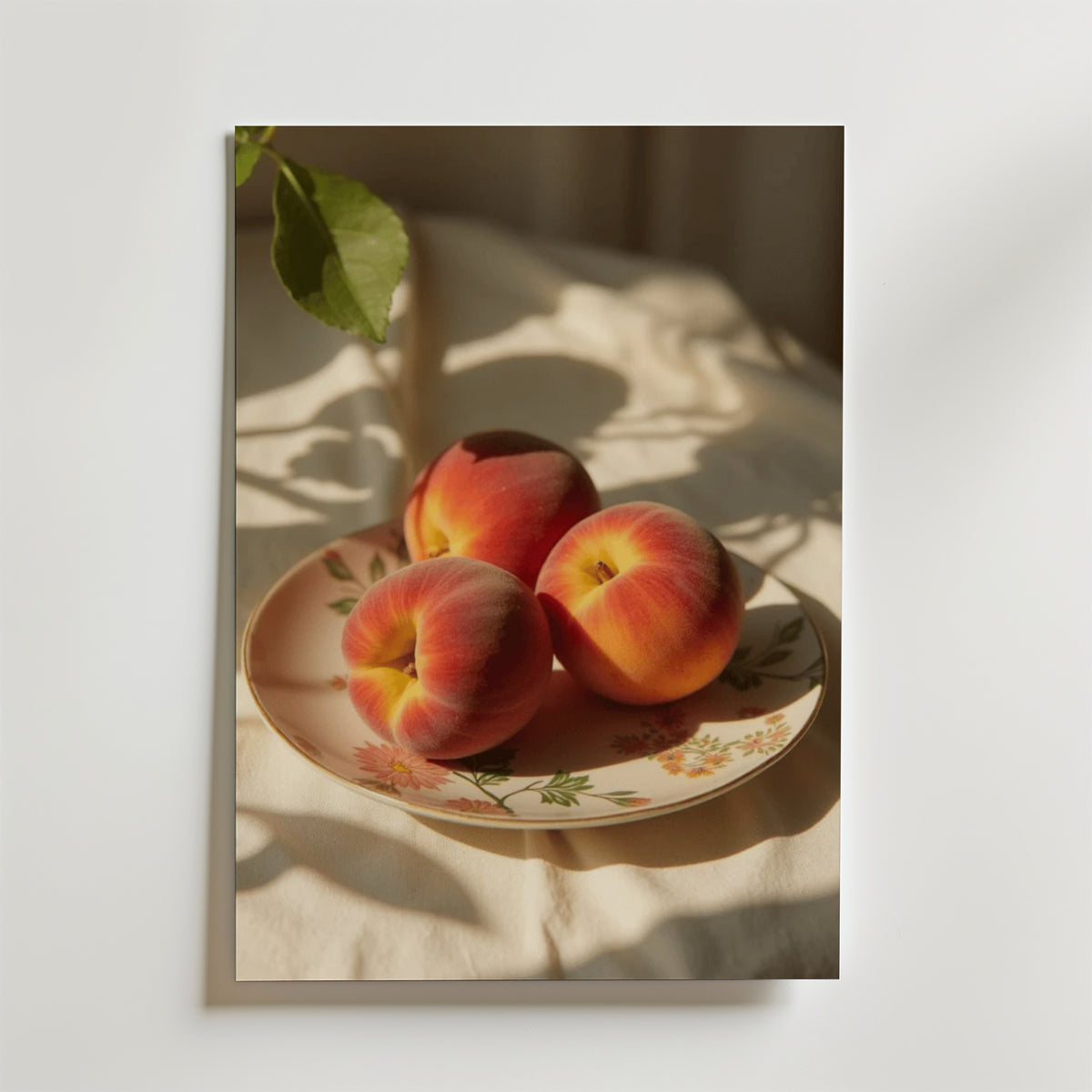 Organic Peaches floral plate – stilfullt konsttryck från Bozetto, tryckt på matt finpapper