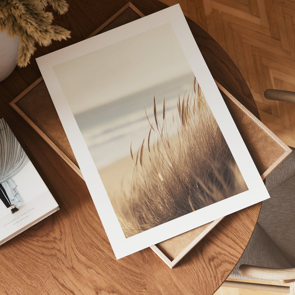 Dune Grass by the Sea Poster – modern konst och stilren konsttryck för hemmet hos Bozetto