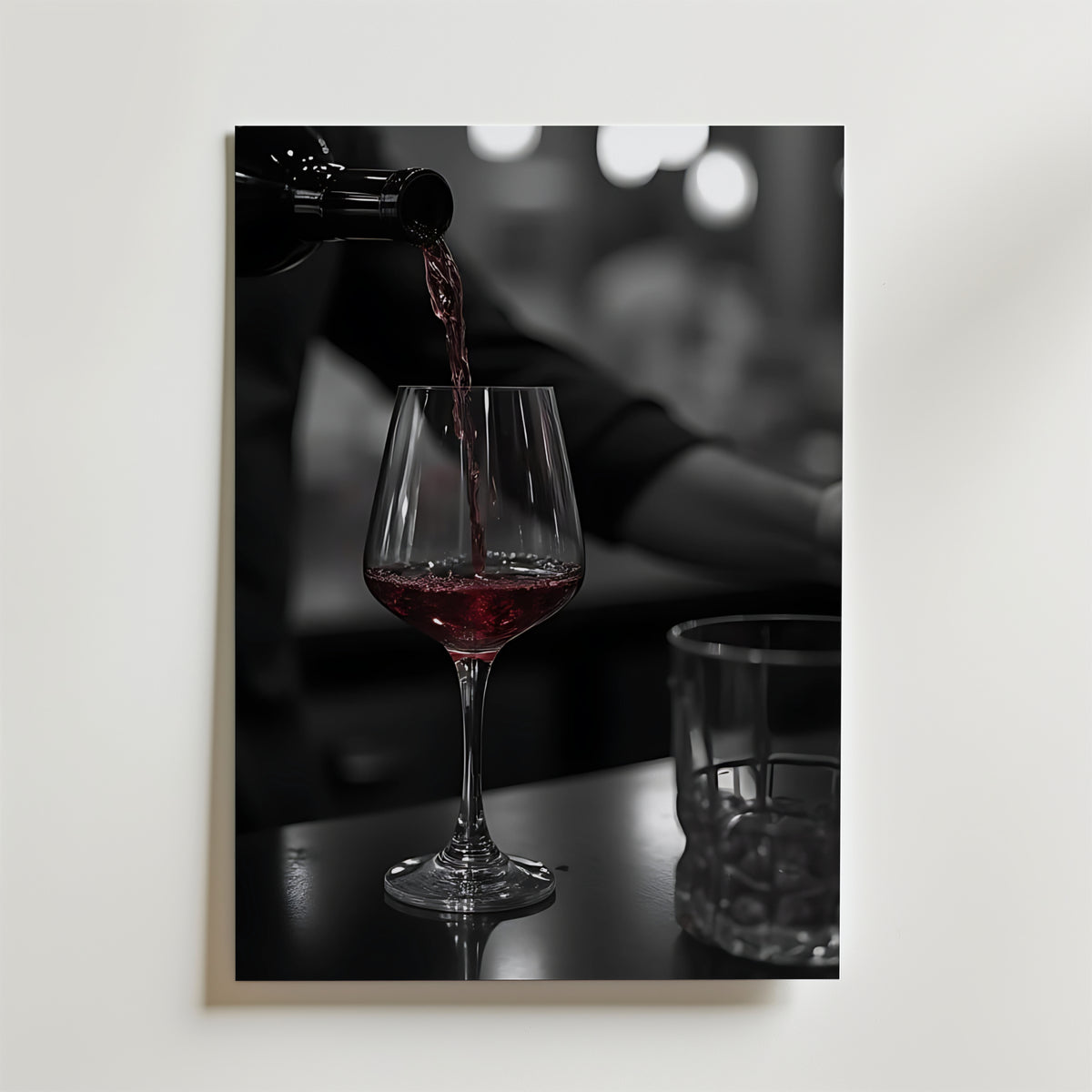 Storleksjämförelse för Pouring Passion Wine affisch – Bozetto erbjuder flera format