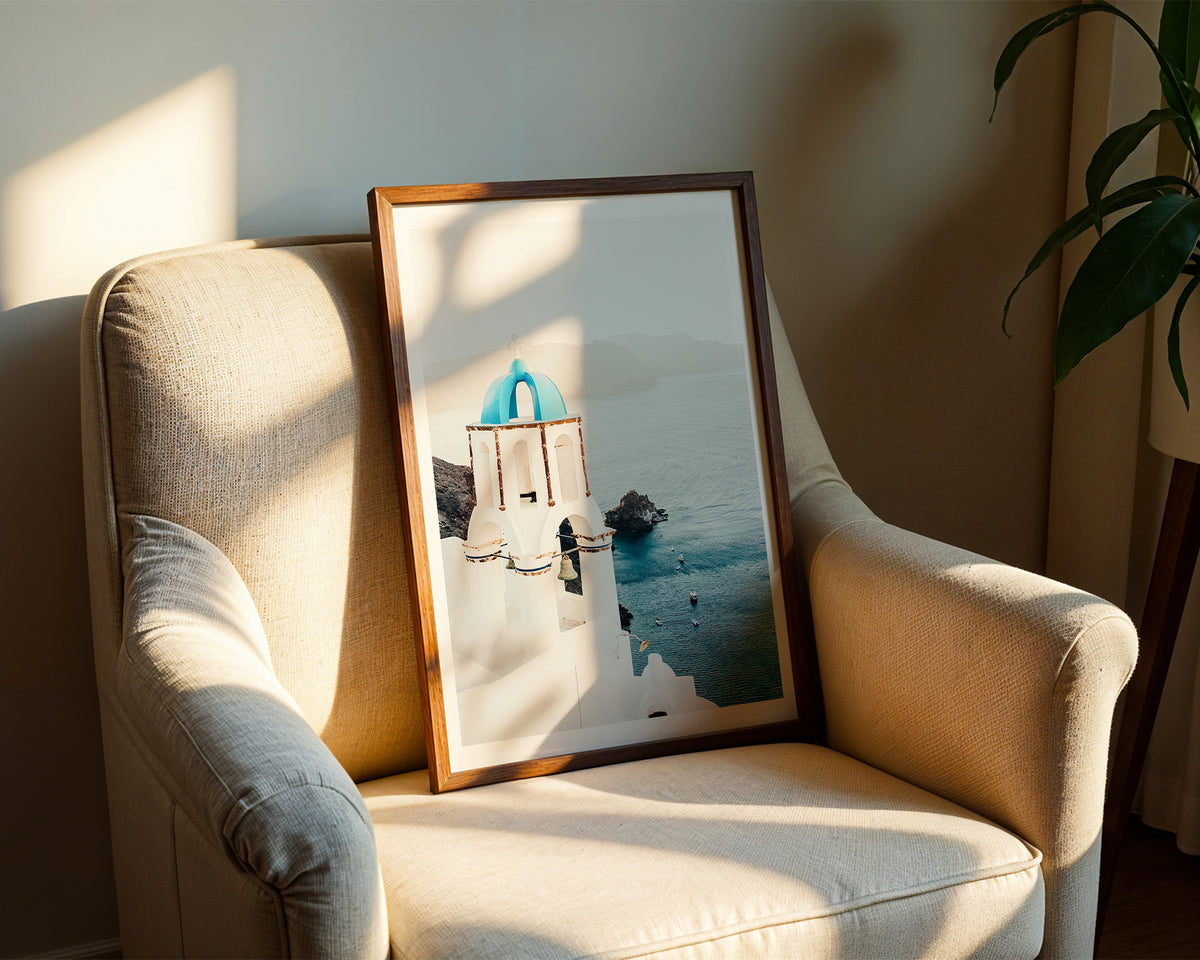 Mockup av Mediterranean Blue Door affisch på vägg – köp enkelt hos Bozetto i hög kvalitet